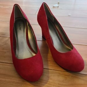 Dexter red wedges